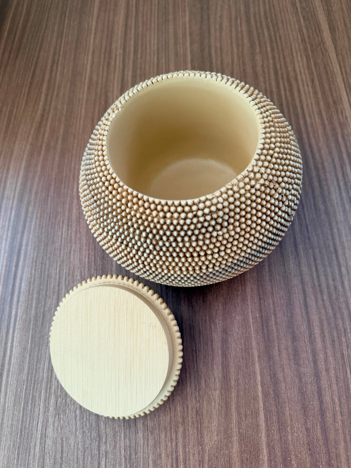 Binnenzijde van decoratieve opbergpot Beads bruin met los deksel