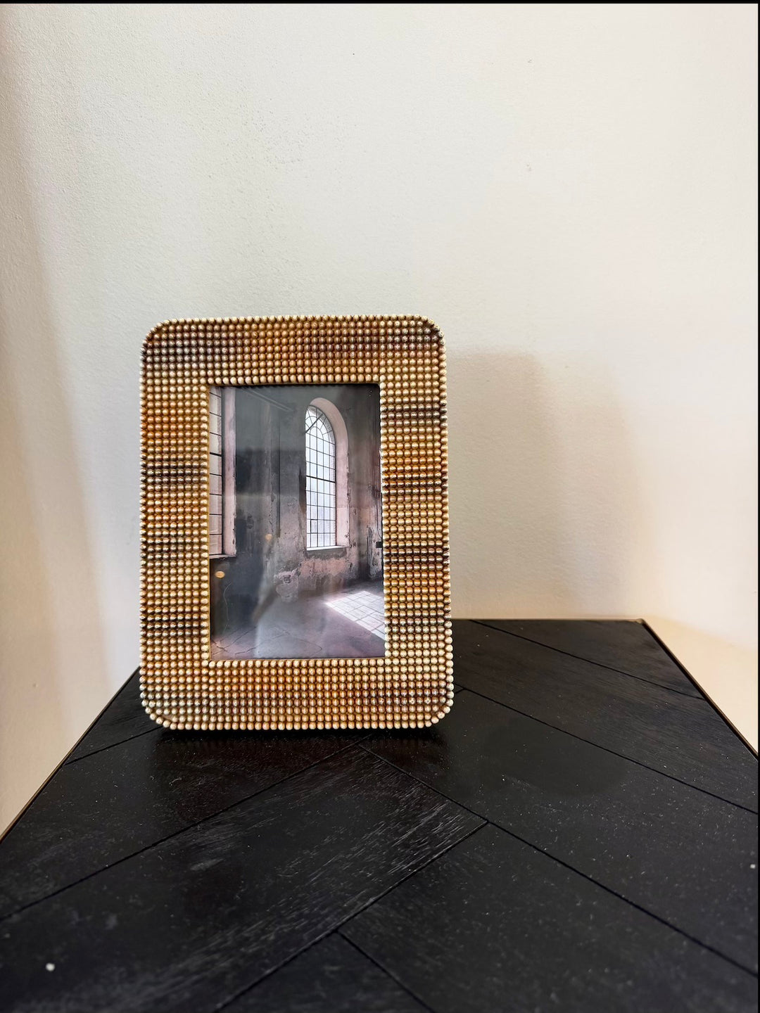 Bruine fotolijst met bolletjesrand voor formaat 10 × 15 cm