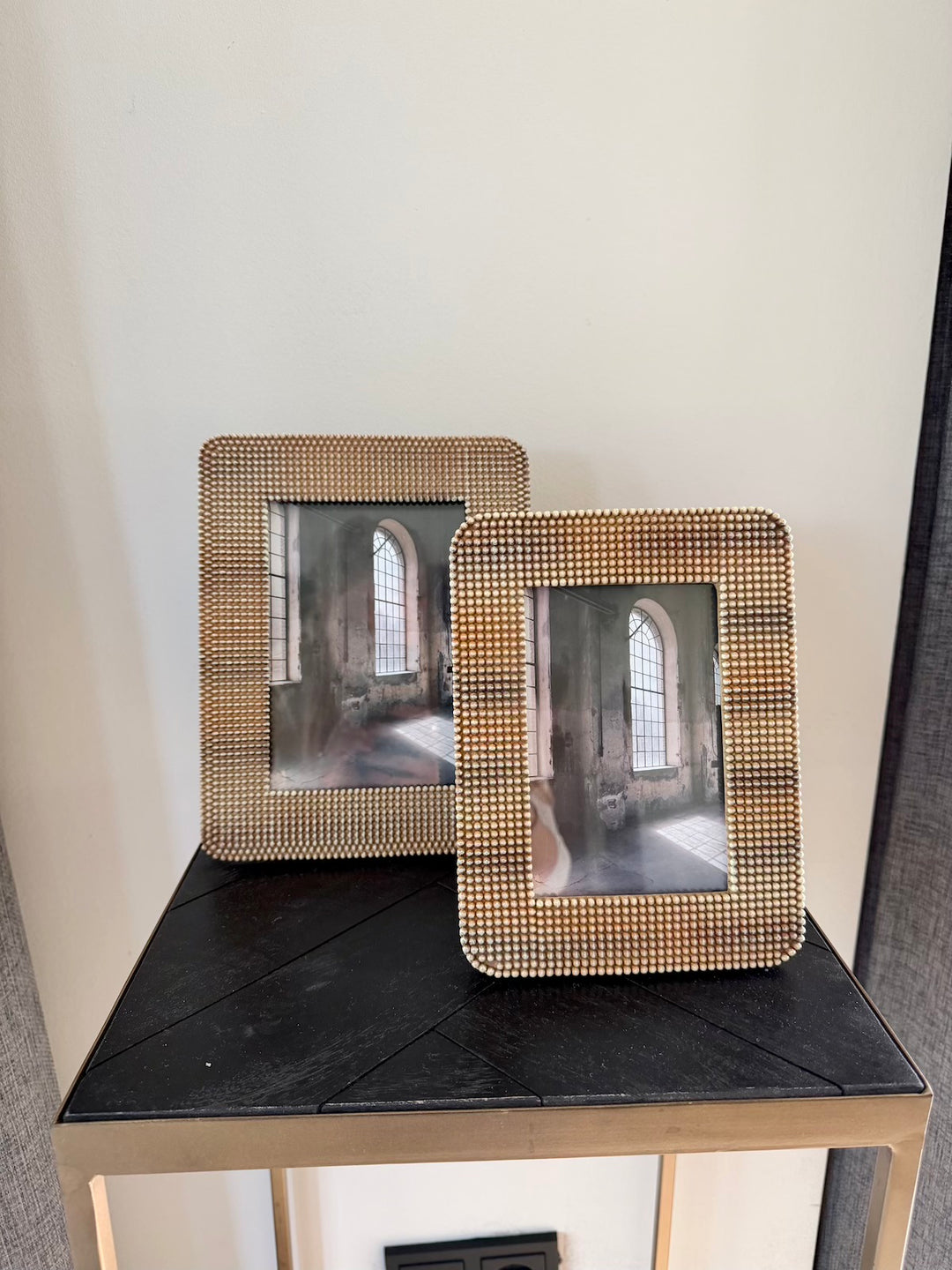 Twee bruine fotolijsten met bolletjesreliëf in 10 × 15 en 13 × 18 cm