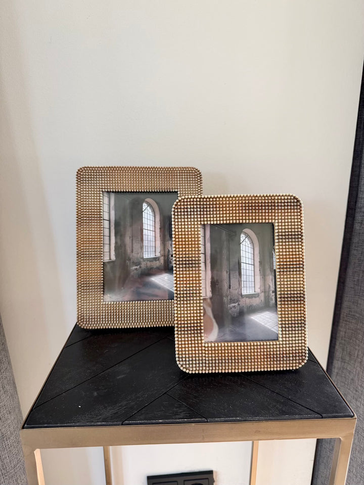 Twee bruine fotolijsten met bolletjesreliëf in 10 × 15 en 13 × 18 cm