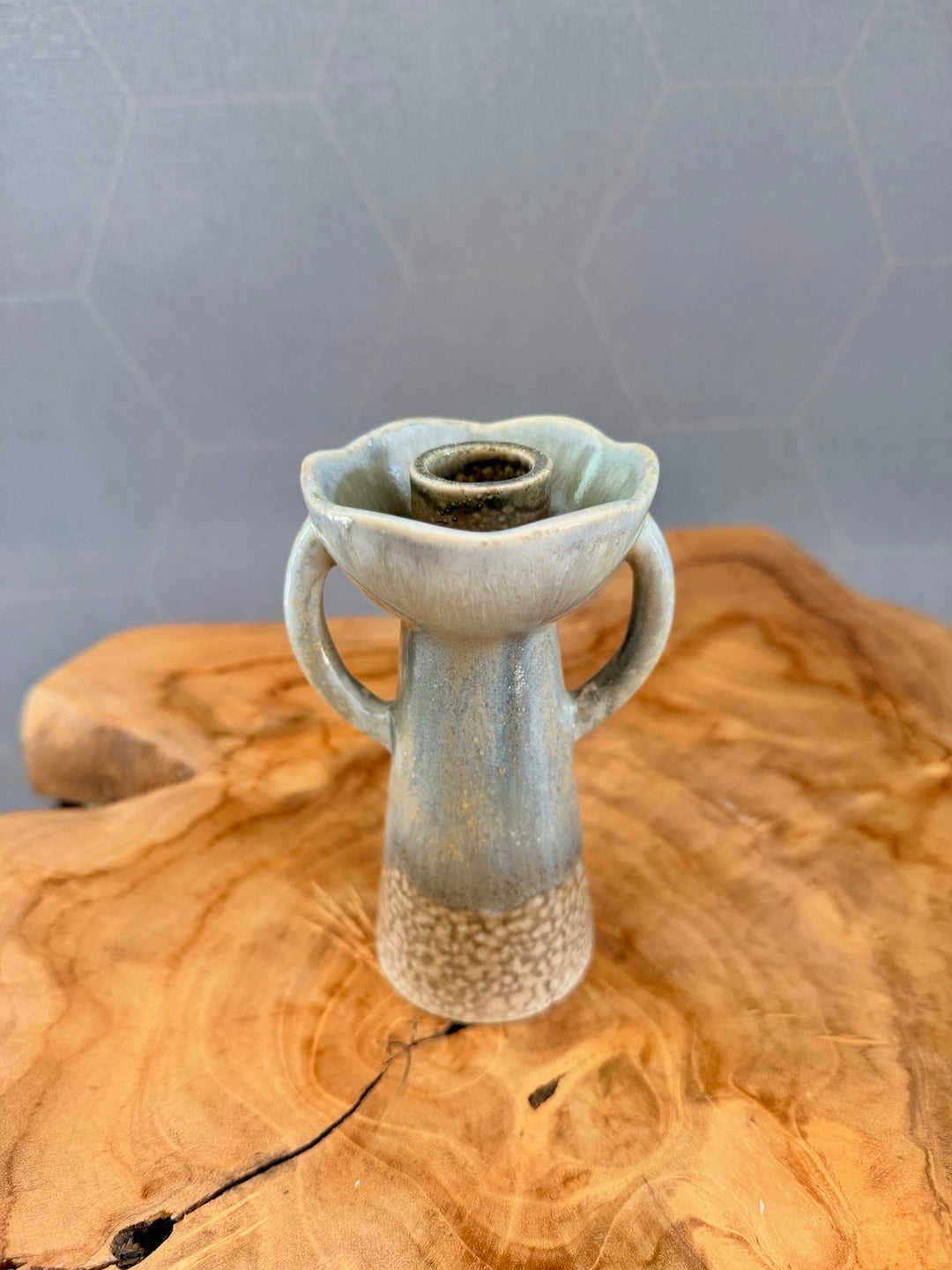 Groene kandelaar van steengoed met twee oren en golvende rand, 13 cm hoog