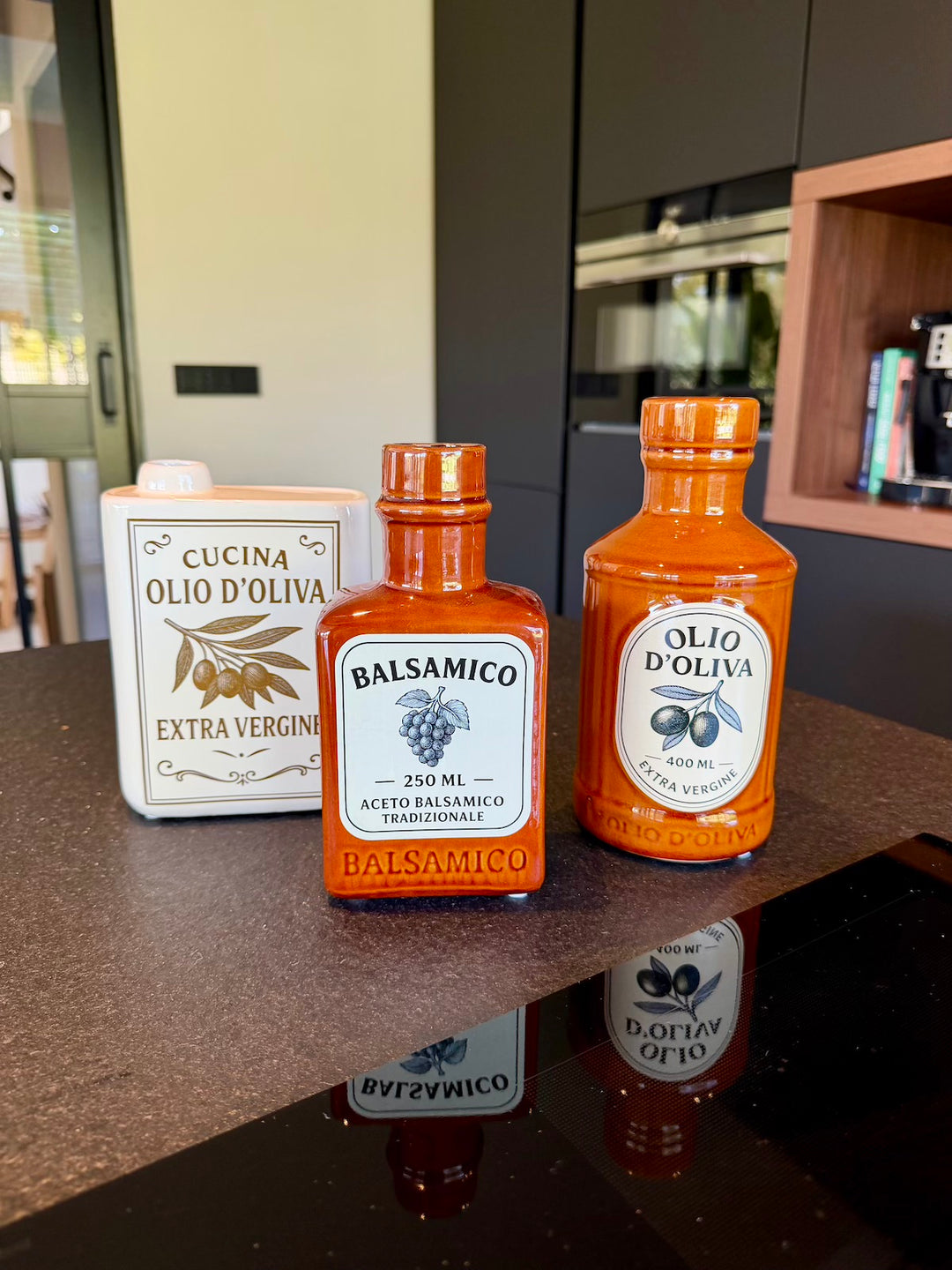 Drie decoratieve keramieken vazen: Olio d’Oliva in ivoor en terra en Balsamico in bruin