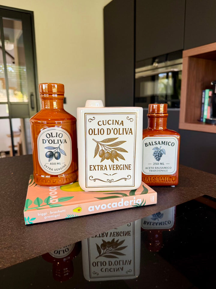 Ivoorkleurige Olio d’Oliva-vaas gecombineerd met twee bruine keramieken vazen