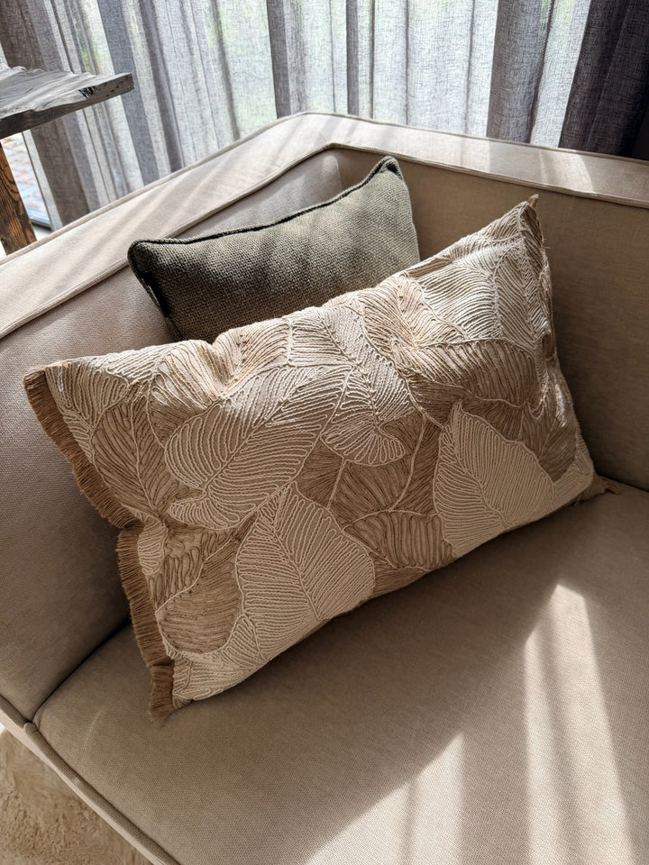 Detail van naturel sierkussen Palm Leaf 40x60 cm met geborduurd bladpatroon