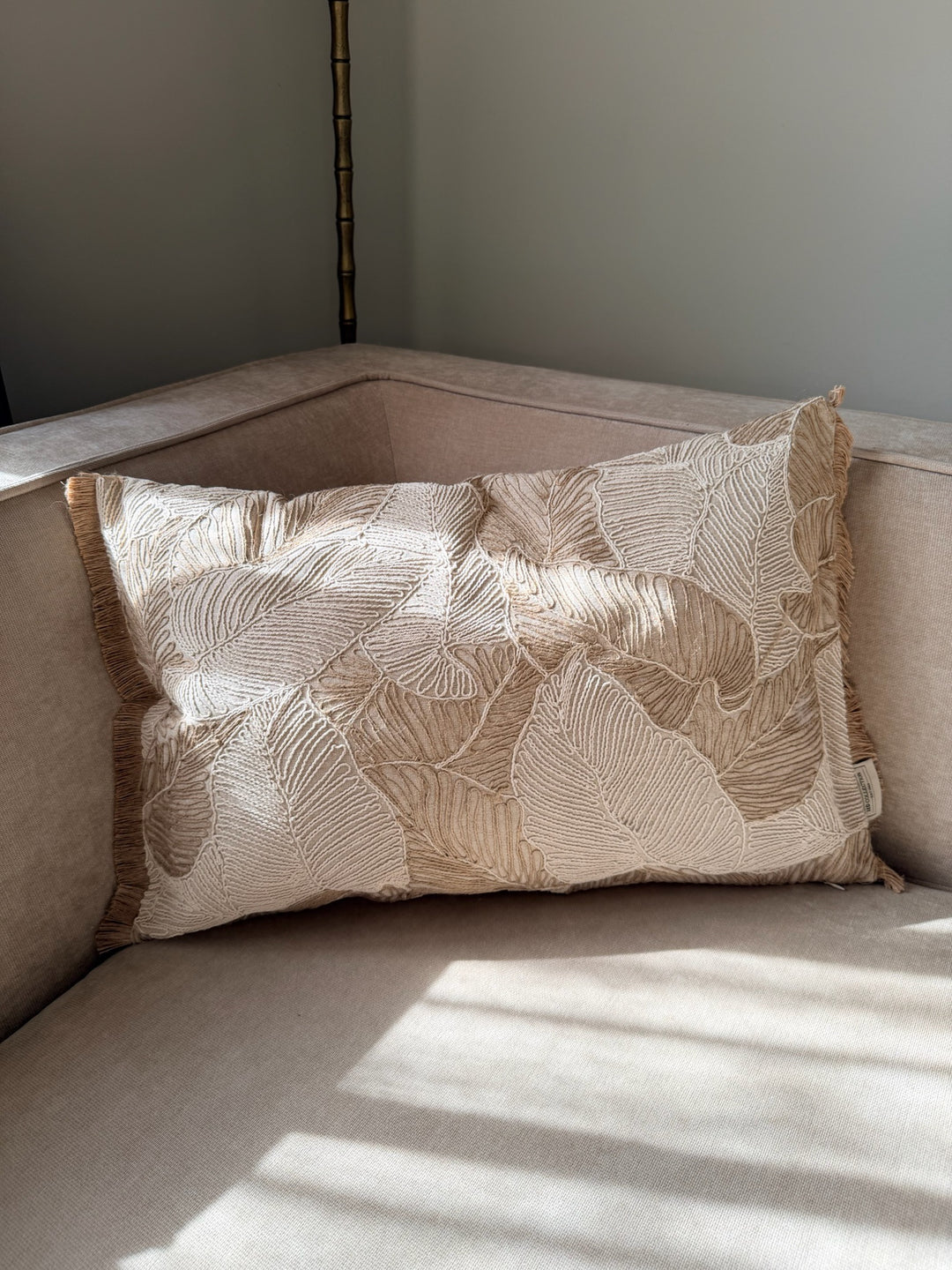 Naturel sierkussen Palm Leaf 40x60 cm als stijlvolle decoratie op beige fauteuil