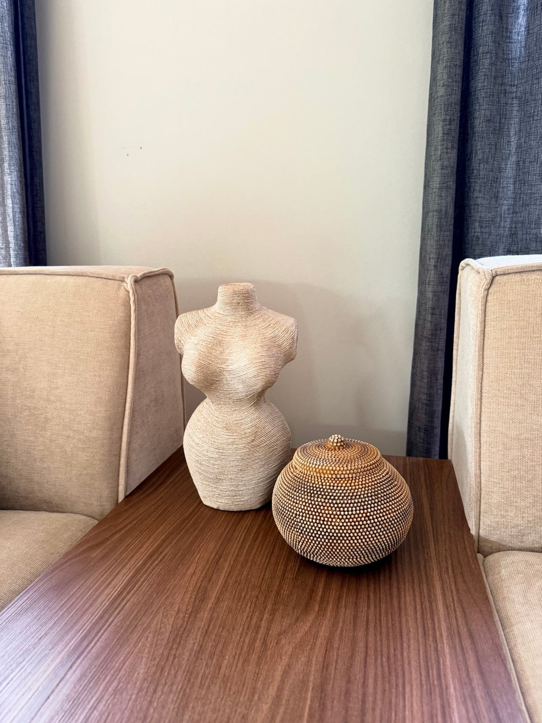 Ornament Body naturel 28,5 cm gestyled op houten tafel