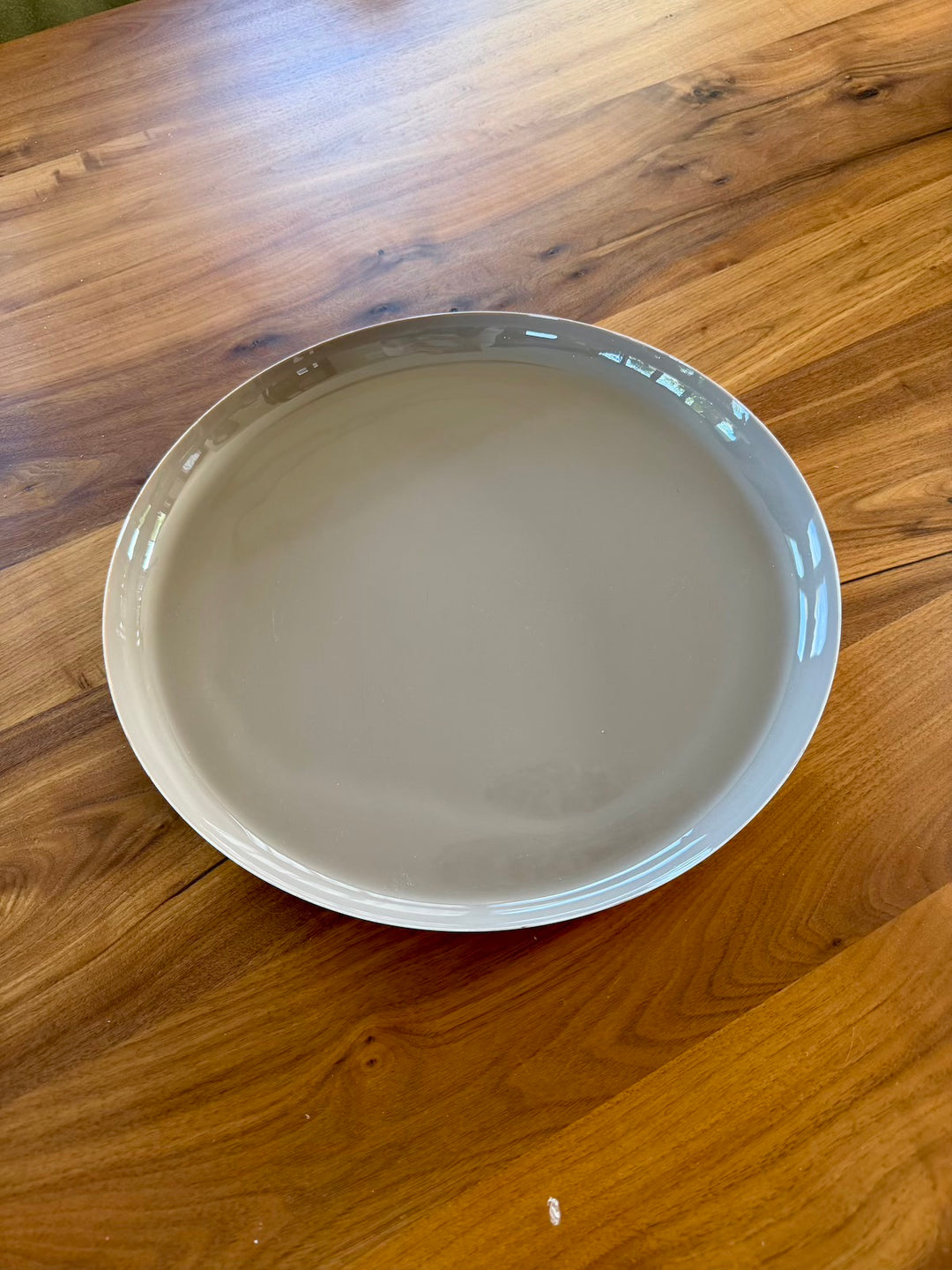 Taupe decoratieplateau van metaal met glanzende afwerking en opstaande rand