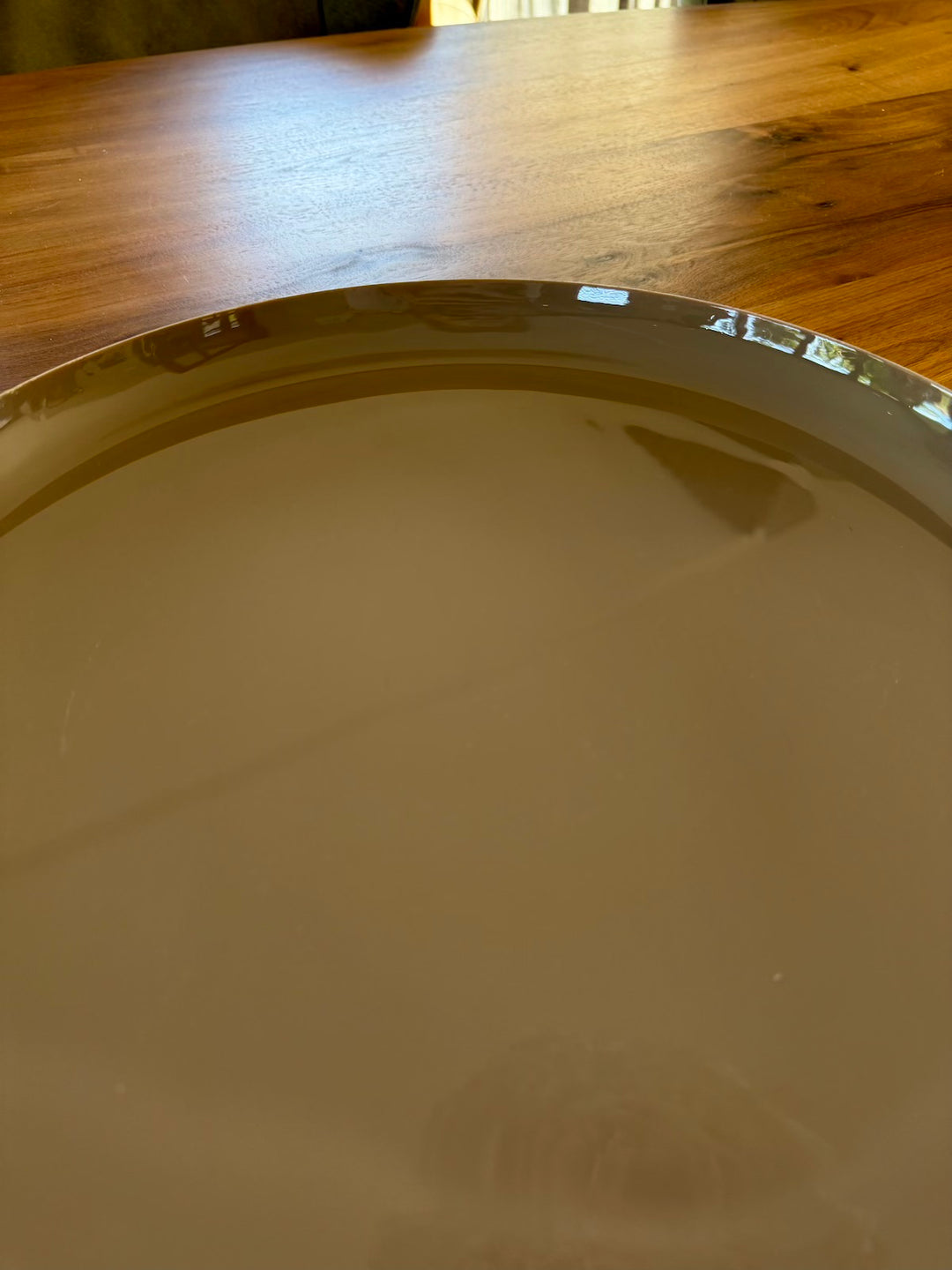 Taupe decoratieplateau van metaal met glanzende afwerking en opstaande rand