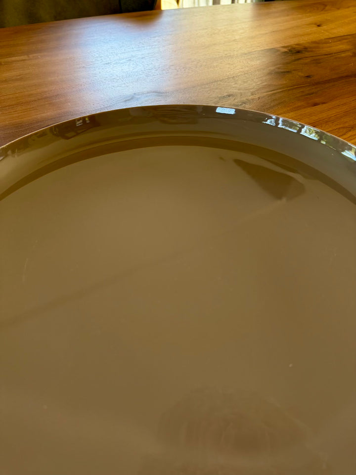 Taupe decoratieplateau van metaal met glanzende afwerking en opstaande rand