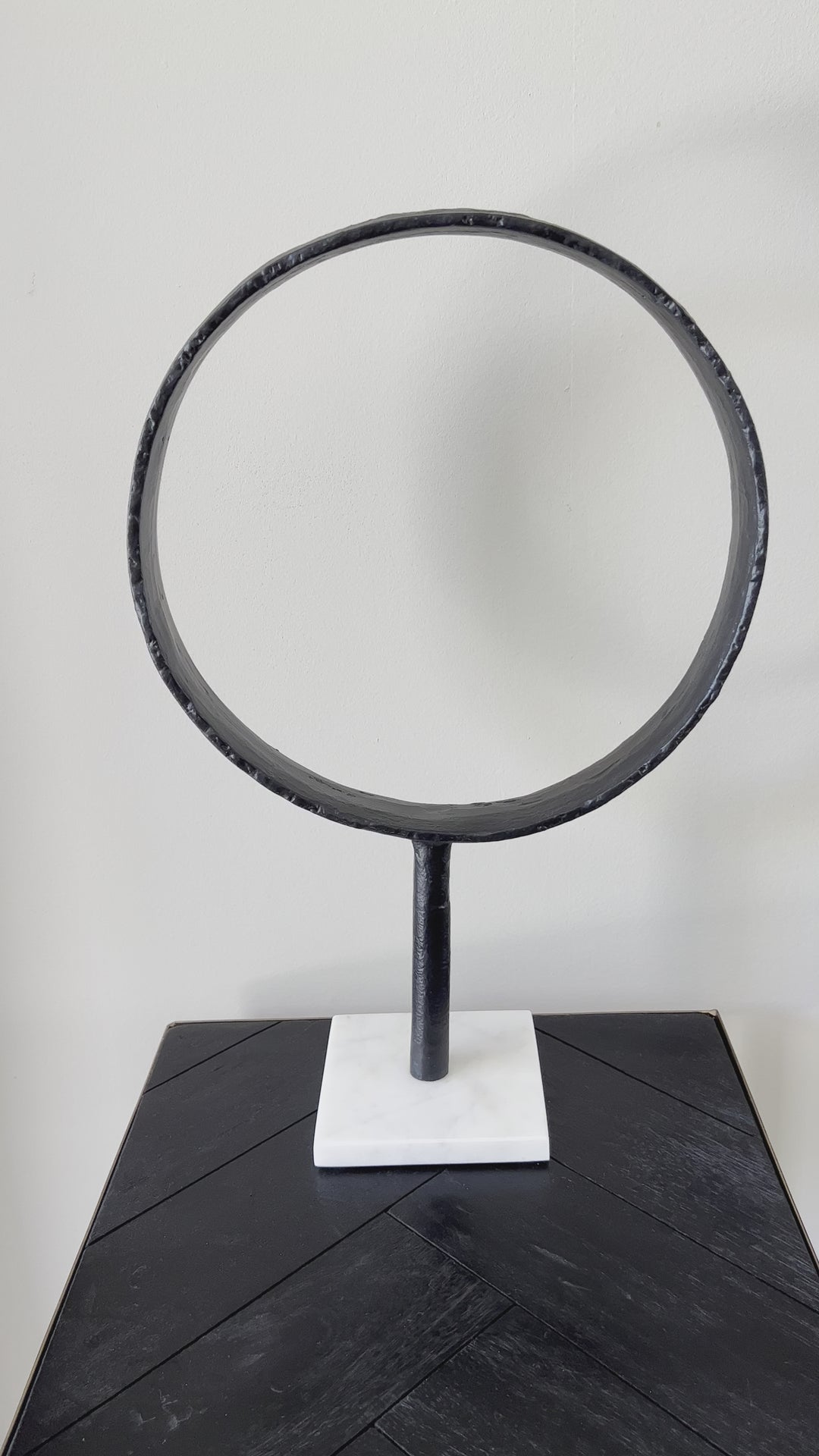 Black metal ring on marble base - black/white - 43 cm high