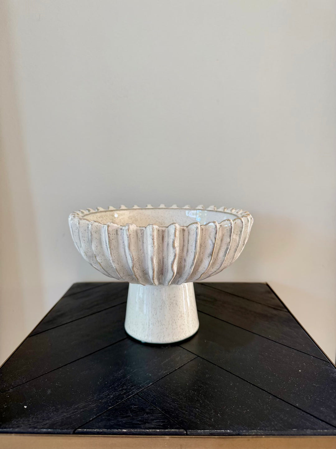 Beige keramieken schaal op voet met ribbels, diameter 20,5 cm