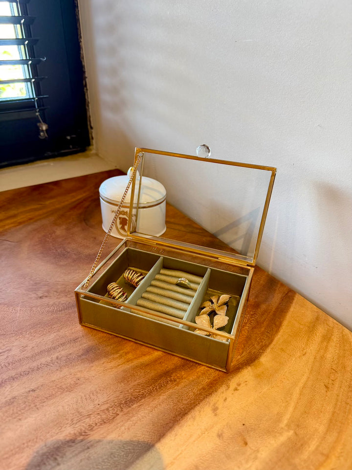Goudkleurig sieradendoosje met ringen en oorbellen ter inspiratie