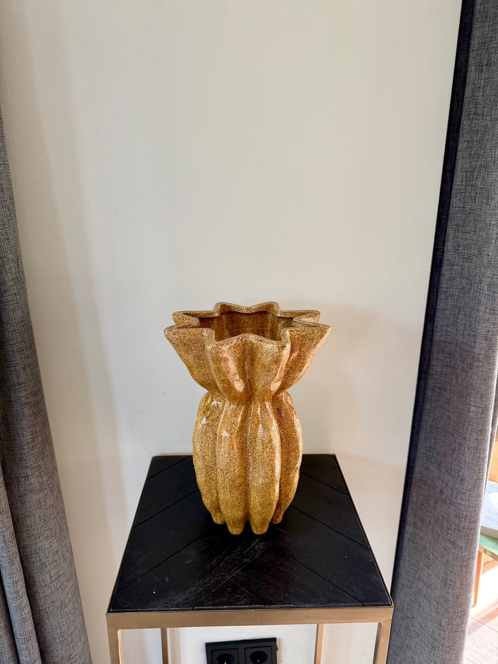 Bovenaanzicht van de hoge bruine vaas met golvende opening