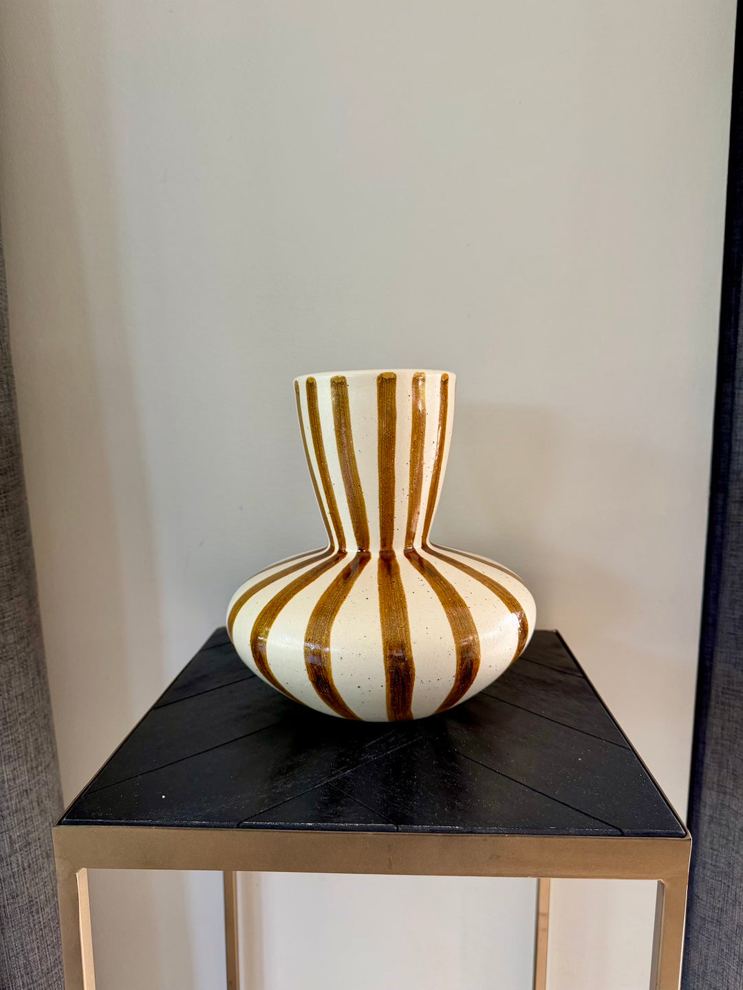 Crème keramieken vaas met bruine strepen en ronde buik, 23 cm