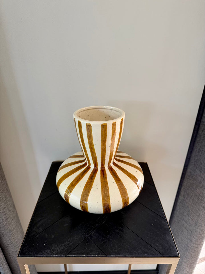 Bovenaanzicht van de crème vaas met bruine strepen