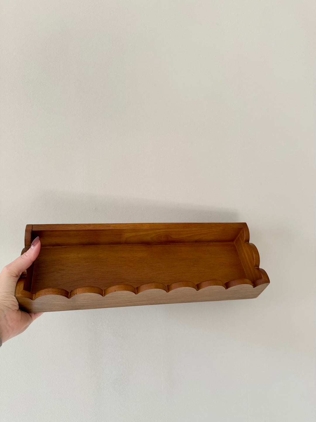 Bruine houten wandplank van 37 cm met decoratieve golfrand, van boven gezien