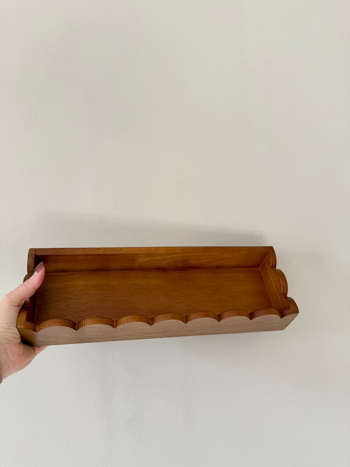 Bruine houten wandplank van 37 cm met decoratieve golfrand, van boven gezien