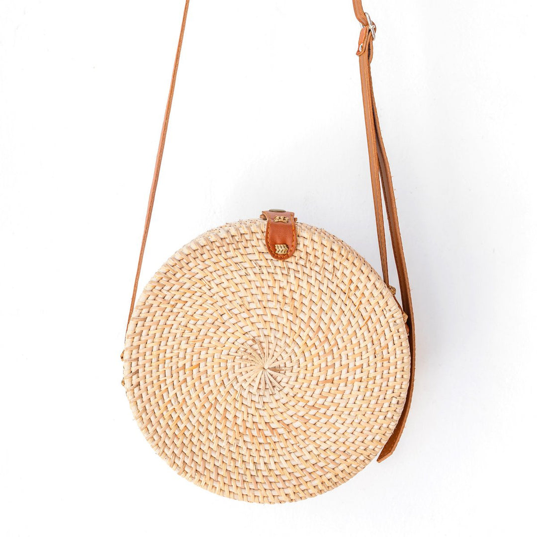 Ronde rotan tas beige handgemaakte crossbody tas met synthetische lederen riemen schoudertas Boho Bali tas SENJA (natuurlijk)