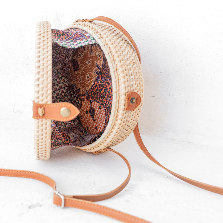 Ronde rotan tas beige handgemaakte crossbody tas met synthetische lederen riemen schoudertas Boho Bali tas SENJA (natuurlijk)