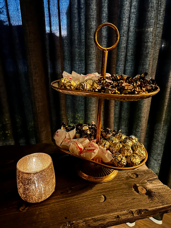 Decoratieve etagère met snoepjes