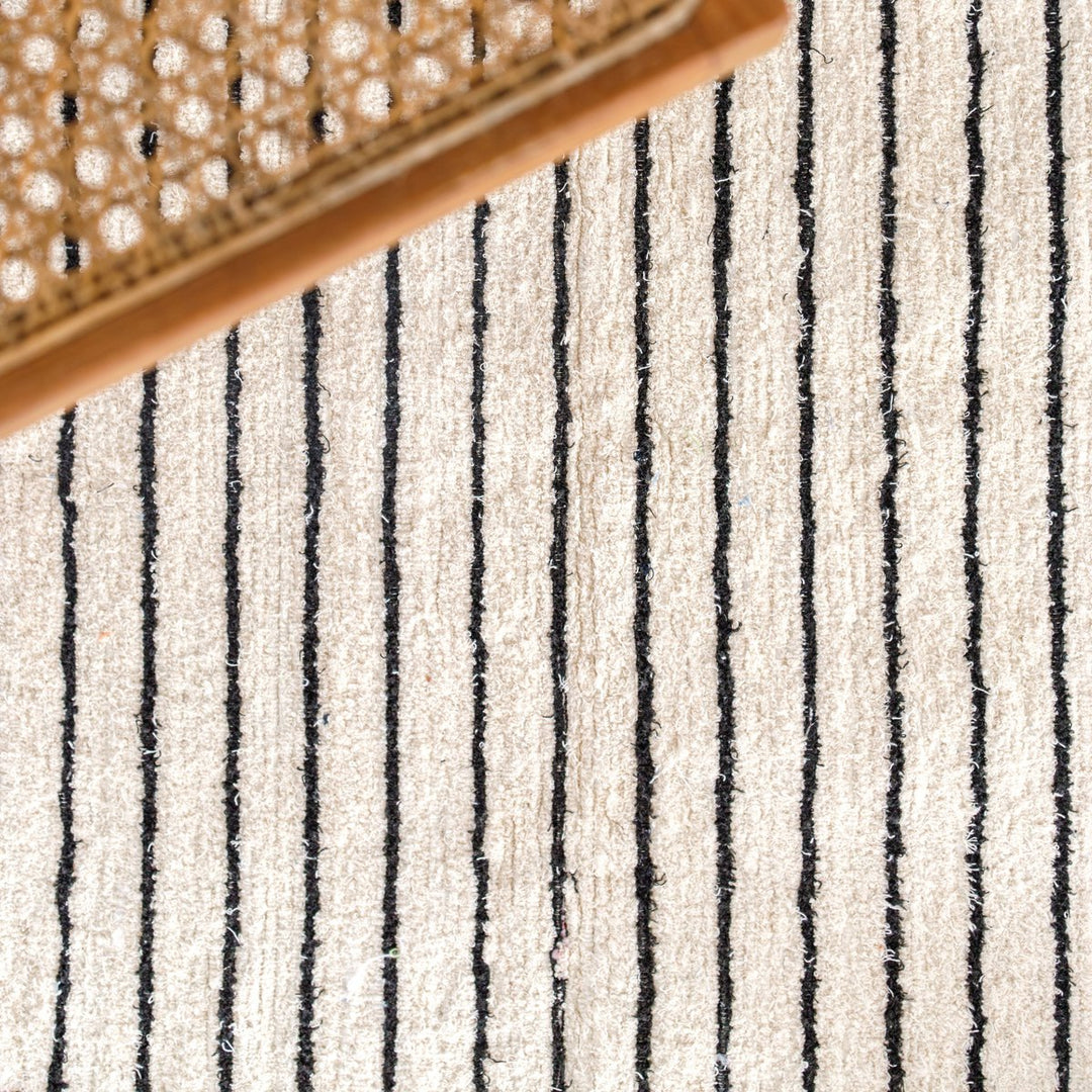 Groot vloerkleed van wit katoen met zwarte strepen 150x120 cm KERTA handgeweven