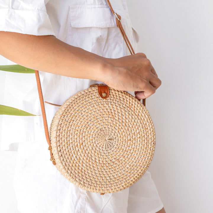 Ronde rotan tas beige handgemaakte crossbody tas met synthetische lederen riemen schoudertas Boho Bali tas SENJA (natuurlijk)