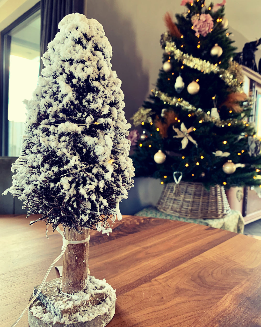 Kerstboom met lampjes en sneeuw - groen op hout - ↑30 cm / ⌀ 10 cm